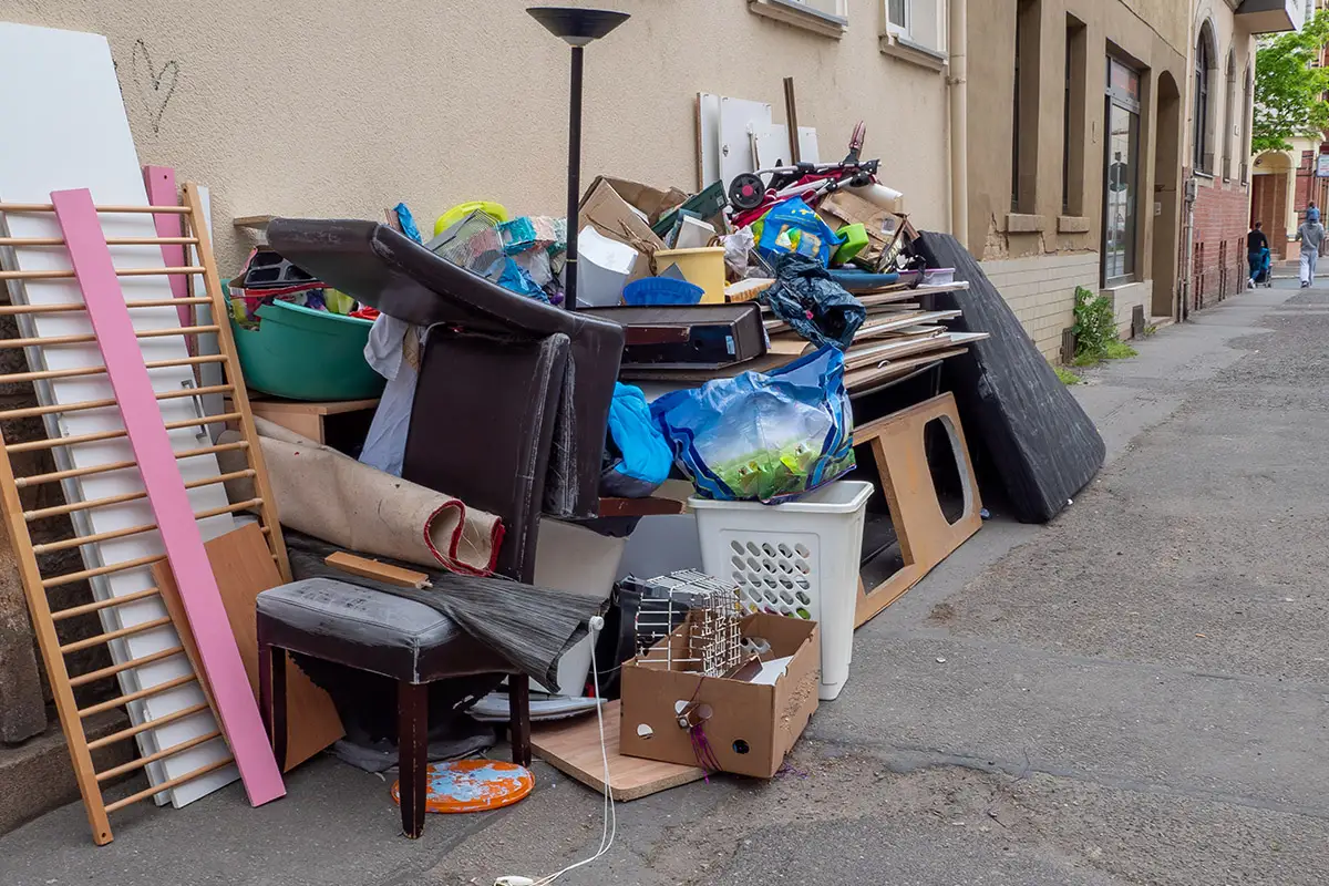 Kaiserfeld Entrümpelung Sperrmüll artet an einer Hauswand auf Abholung