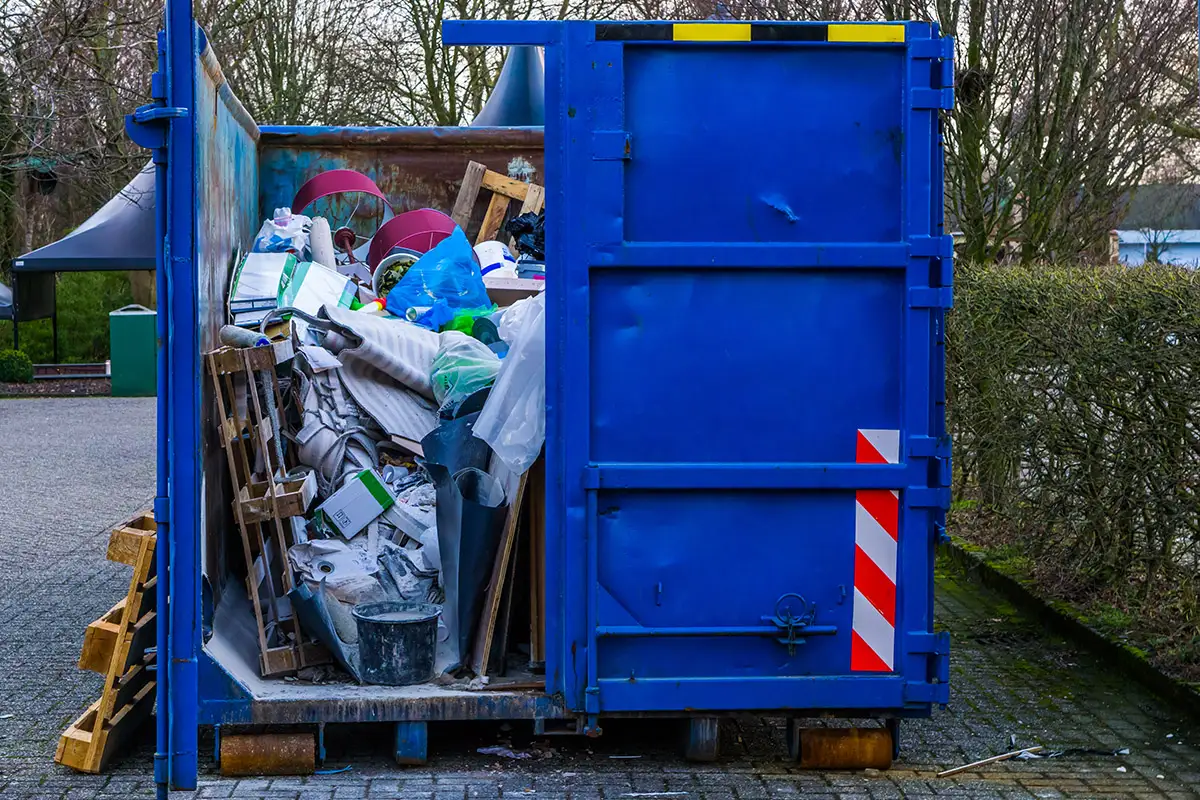 Kaiserfeld Entrümpelung Ein Container voller Gerümpel zum Entsorgen