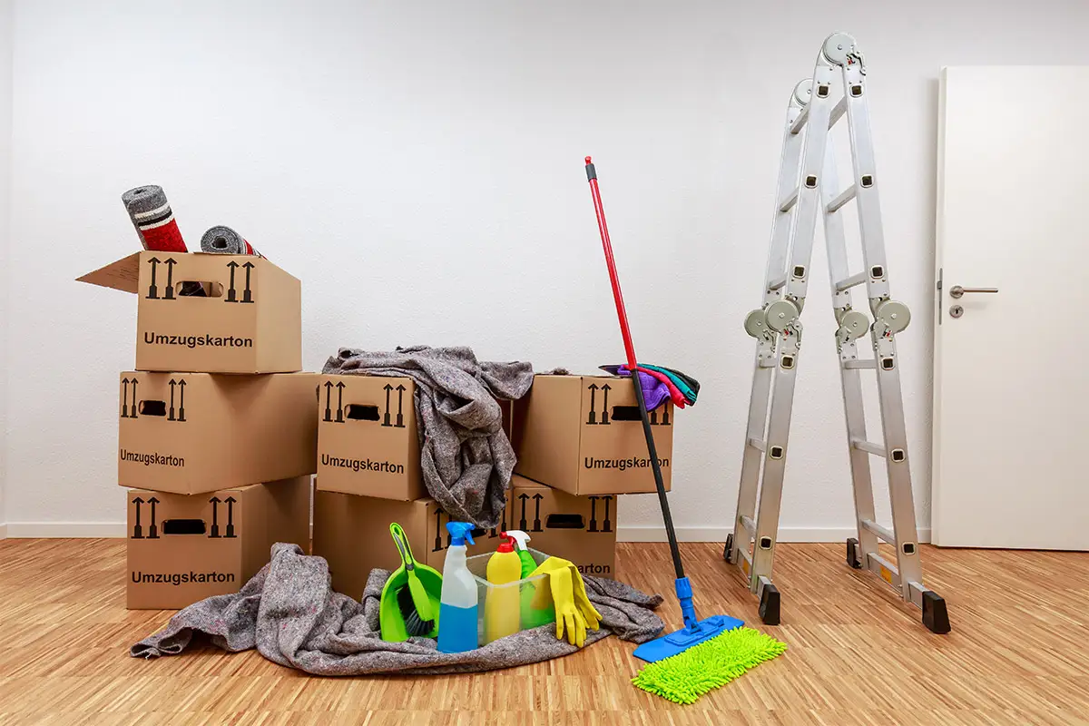 Kaiserfeld Entrümpelung Kartons und Putzutensilien stehen in einer leeren Wohnung
